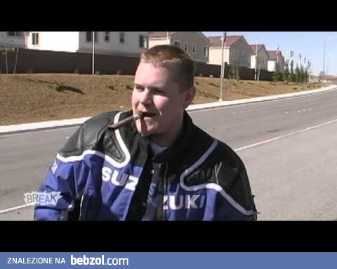 Widowiskowy wypadek motocyklisty