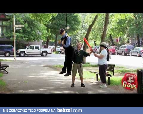 Ukryta kamera - walnij policjanta