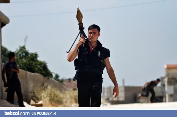 Niesamowicie fotogeniczny syryjski rebeliant