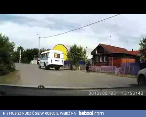 Śmieszny motocyklista