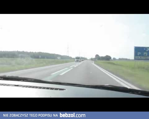 Niski przelot samolotów nad drogą