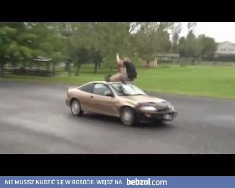 Geniusz i mistrzowski skok przez jadący samochód