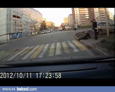 Piesi pomagają pieszej