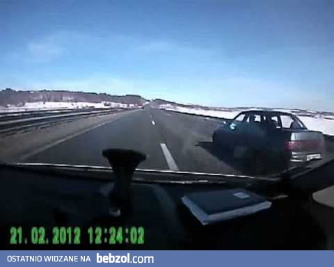 Babcia wraca sobie z zakupów