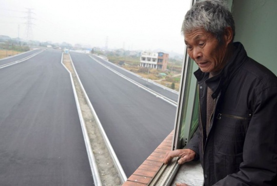 Chiński dom na środku drogi