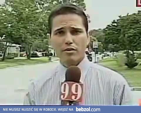 Ruszający głową reporter
