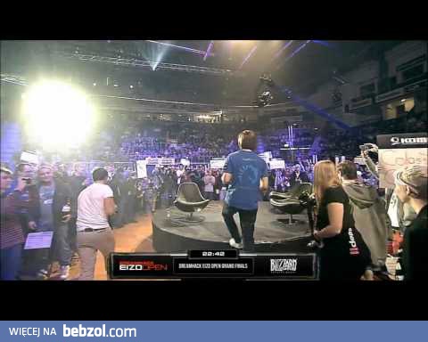 Azjatycki gracz i szampan