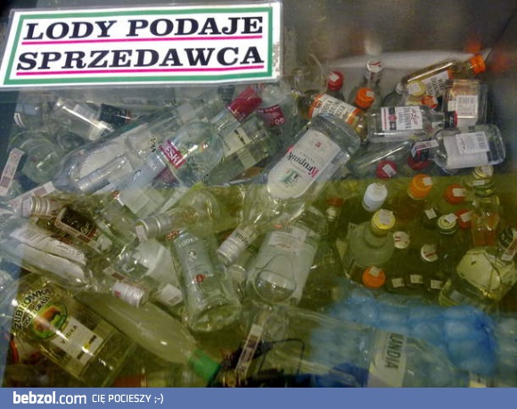 Lody podaje sprzedawca