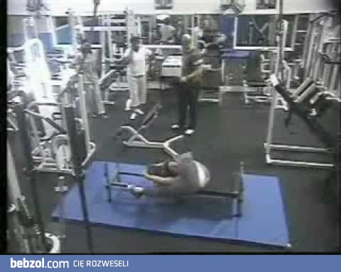 Nowy na siłowni się złamał