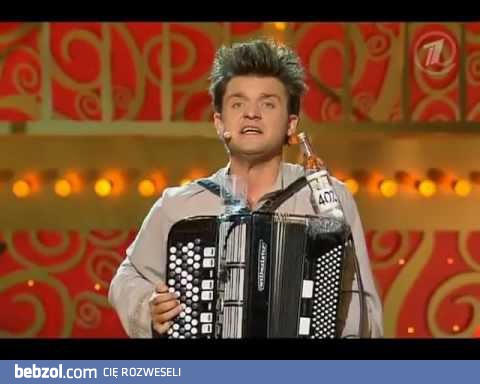 Rosjanin gra na akordeonie