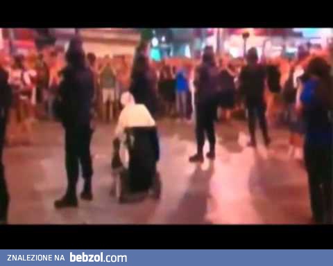 Dziadek robi sobie jaja z policji