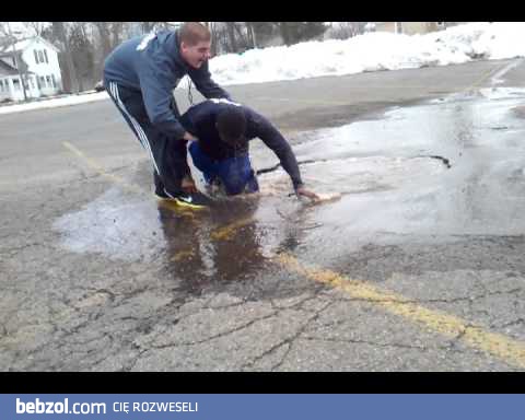 Wskoczył do kałuży za 1 dolara