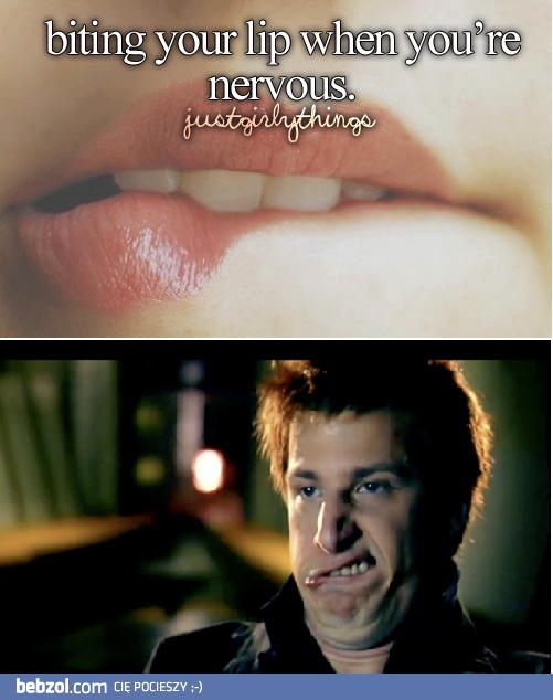 Seksowne przygryzanie wargi