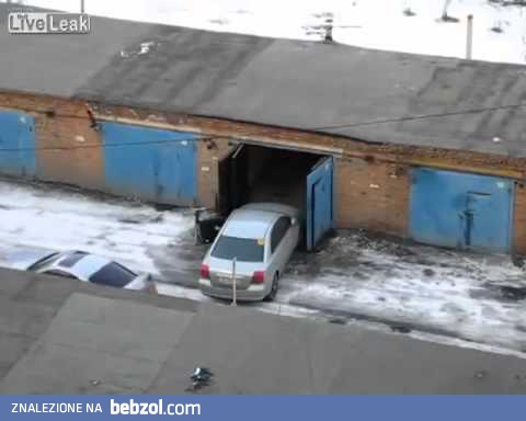 Kobieta próbuje wjechać do garażu