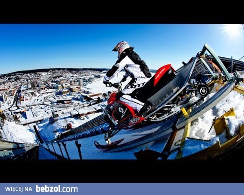Skok skuterem śnieżnym ze skoczni narciarskiej