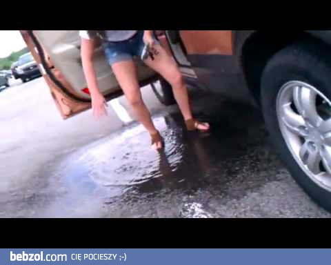 Chick Fails At Avoiding Puddles 