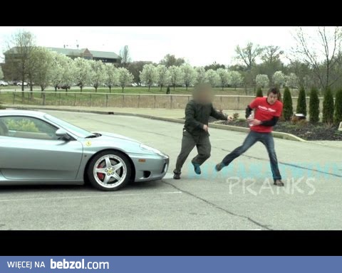 Ferrari parkuje na miejscu dla niepełnosprawnych