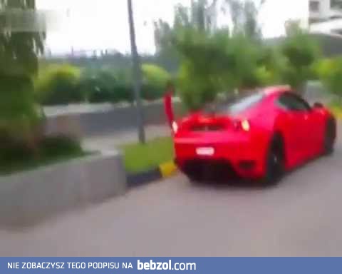 6-latki jezdza Ferrari w Dubaju 