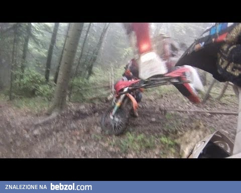 Rzucił w kolegę motocyklem