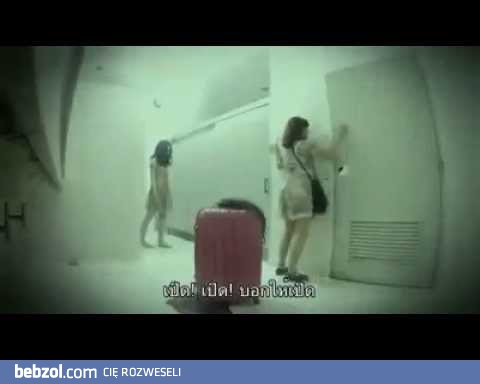 Żart z walizką w łazience