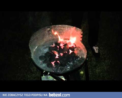 Marian rozpala grilla