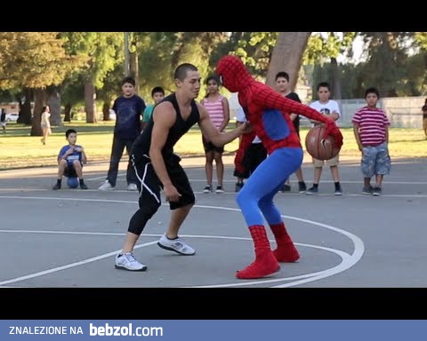Spiderman gra w kosza