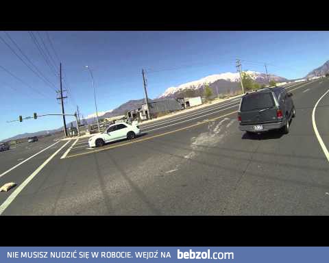 Motocyklista ratuje kubek