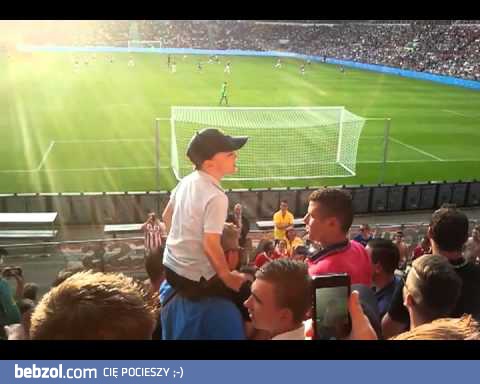 Dzieciak porwał tłum kibiców
