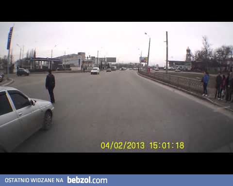 Tak się (nie) przechodzi na czerwonym