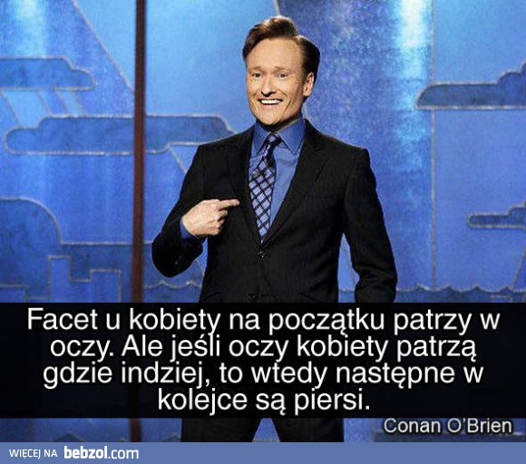Facet na początku patrzy w...