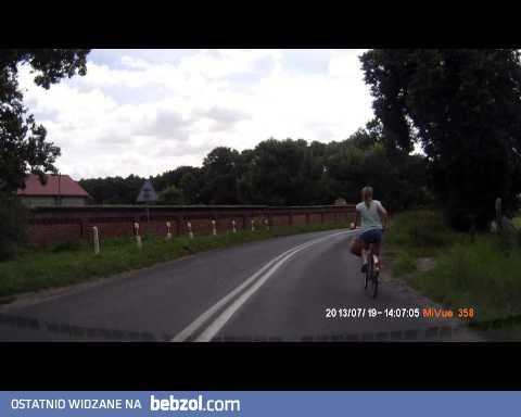 Szaleniec wyprzedza na zakręcie w prawo!