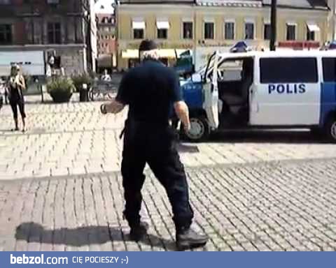 Oto co się dzieje, gdy chcesz sfilmować szweckiego policjanta
