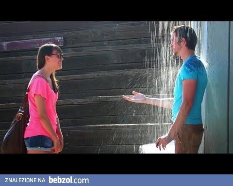 Jak namówić przypadkowe dziewczyny na pocałunek w deszczu?