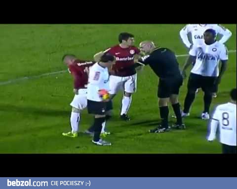 Sędzia znokautował piłkarza