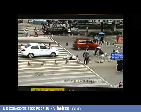  Rzucili się na pieniądze zamiast ratować kobietę