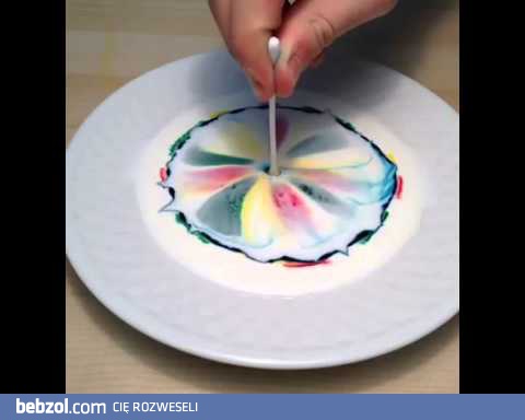 Mleko, barwnik spożywczy i płyn do mycia naczyń - przepis na magię