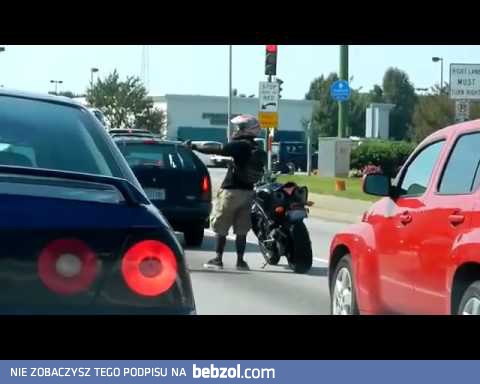 Motocyklista tańczy na światłach