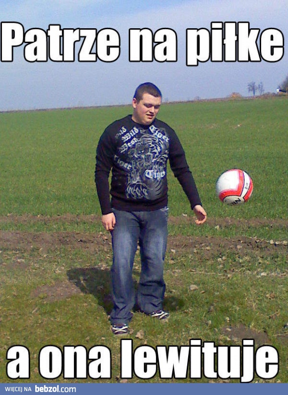 Patrzę na piłkę, a tu...
