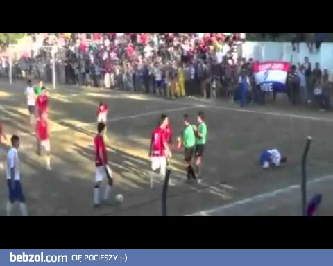 Piłkarz kopnął sędziego w twarz