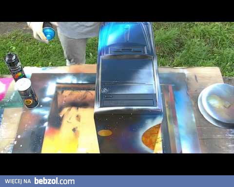 przemalował PC sprayem. szacun!