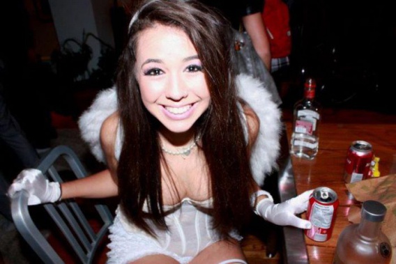 Piękne dziewczyny i ich czarujące uśmiechy (14 zdjęć)