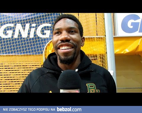 Koszykarz A.J. Walton na meczu piłki ręcznej