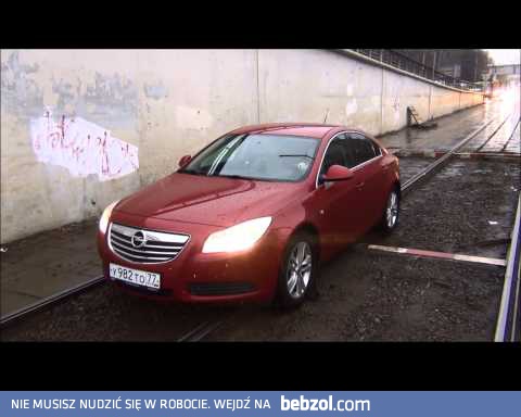 Idiota próbuje ominąć korek