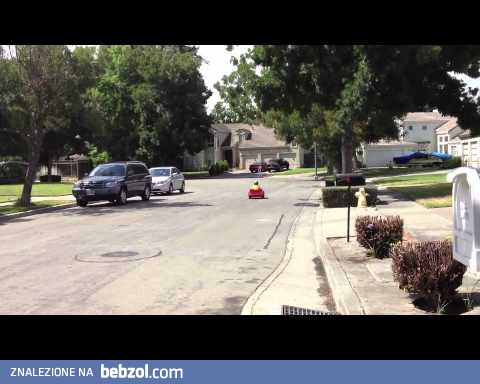 Ojciec przerabia dziecku samochodzik