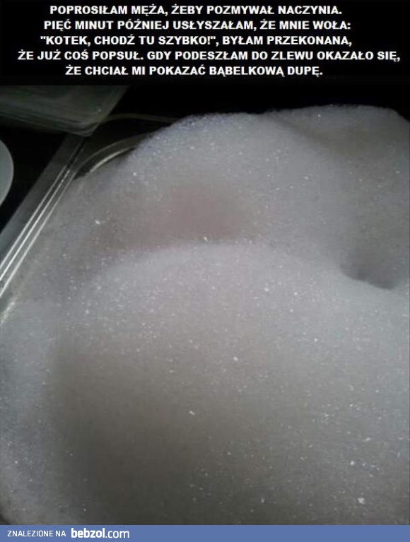 Mąż zmywa naczynia