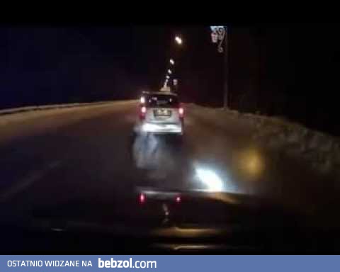 Dwa buldożery trzymają się razem 