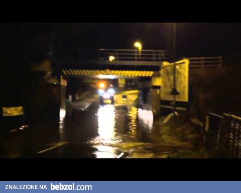 Traktor + Kałuża = Tsunami