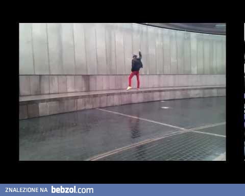 Marcin Tańczy na ulicy.