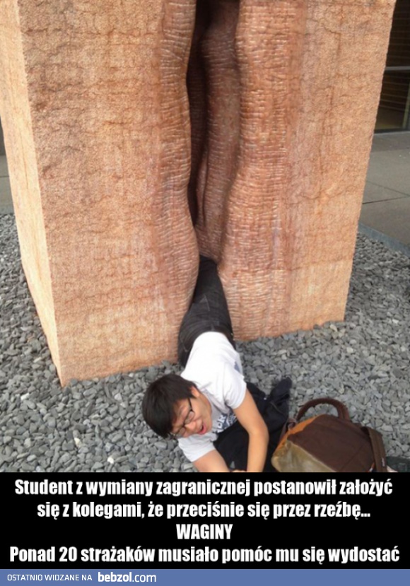 Młody student kontra rzeźba