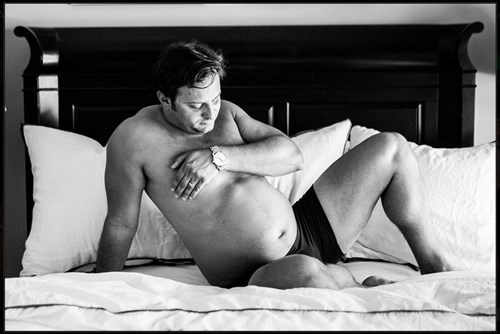 Kochający tatuś spodziewa się dziecka - niezwykła sesja ciążowa (10 zdjęć)